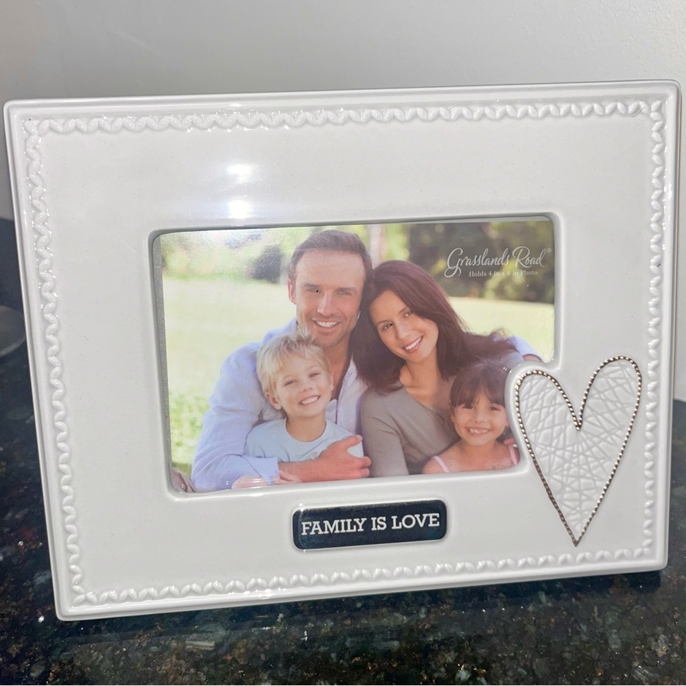 Grasslands Road 4x6 Ceramic Picture Frame with “Family is Love” Quote, NWT!
